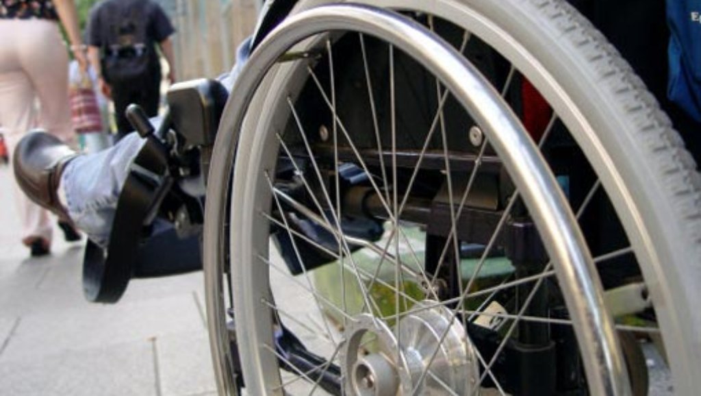 Blaulicht aus Stuttgart: Frau im Rollstuhl verfolgt Dieb