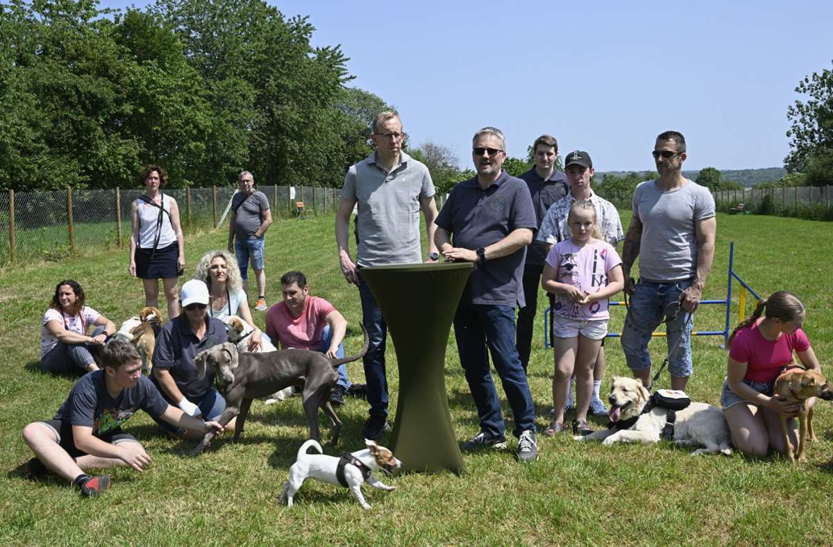 Der Murrer Bürgermeister Torsten Bartzsch (am Tisch links) und Stefan Steininger haben die Hundewiese offiziell eröffnet.