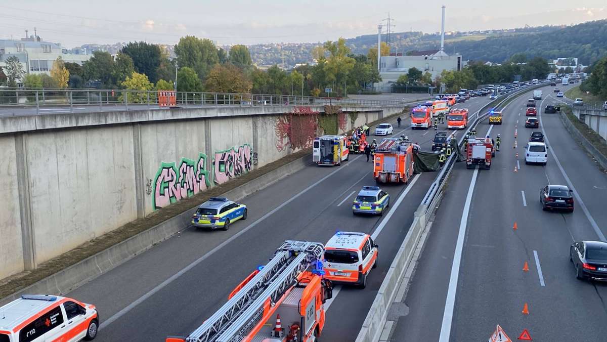 Unfall bei Esslingen: Auto überschlägt sich auf B10 – Vollsperrung dauert Stunden
