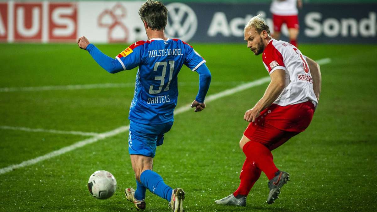  Holstein Kiel hat erstmals in seiner Vereinsgeschichte das Halbfinale des DFB-Pokals erreicht und gleichzeitig das Pokal-Märchen von Rot-Weiss Essen beendet. Das hatte der Bayern-Schreck auch einem unberechtigten Elfer zu verdanken. 