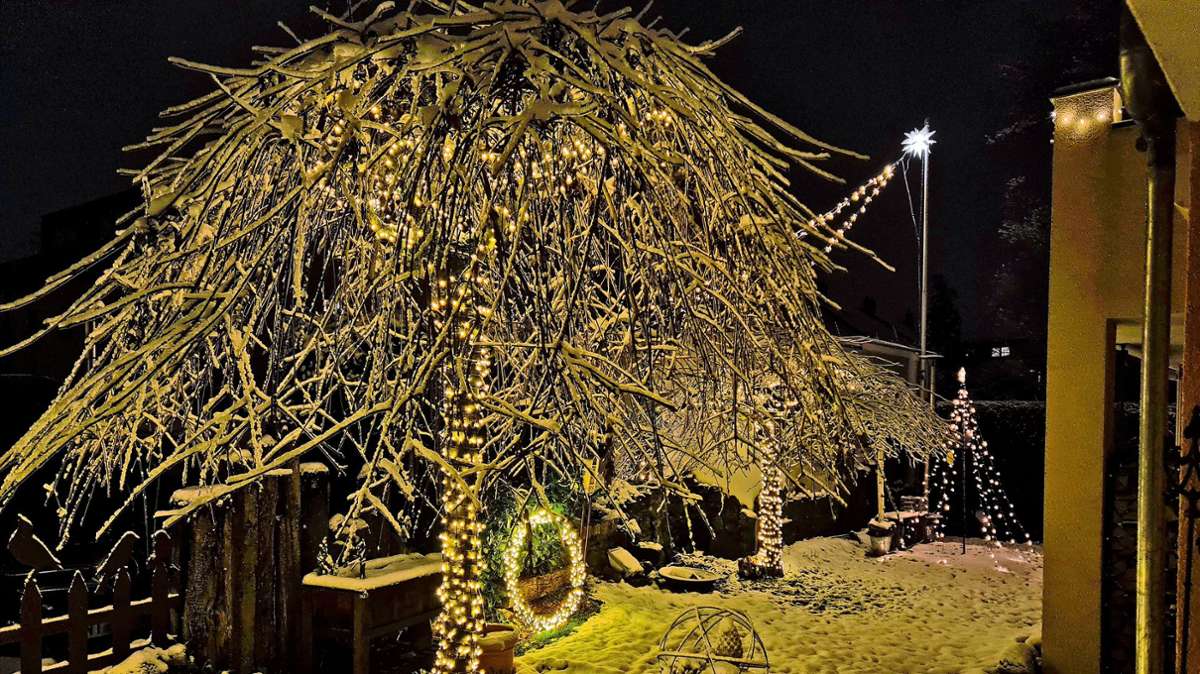 Im Schnee funkelte die Weihnachtsdeko besonders hübsch im Garten von Steffen Zimmermann.