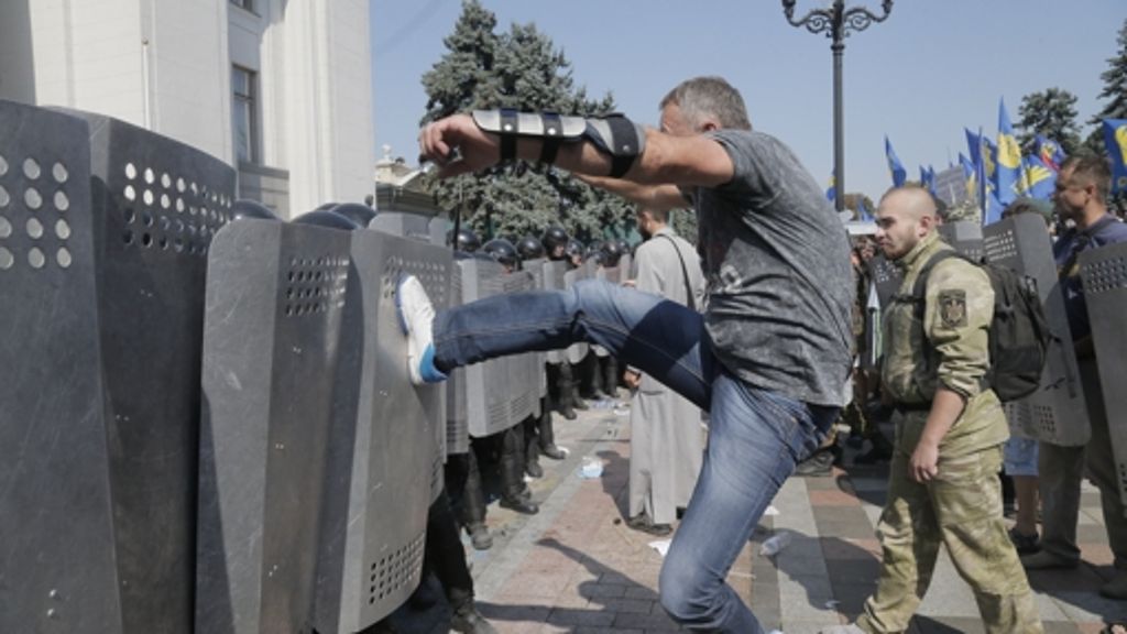 Ausschreitungen in Kiew: Blutige Proteste gegen Verfassungsreform