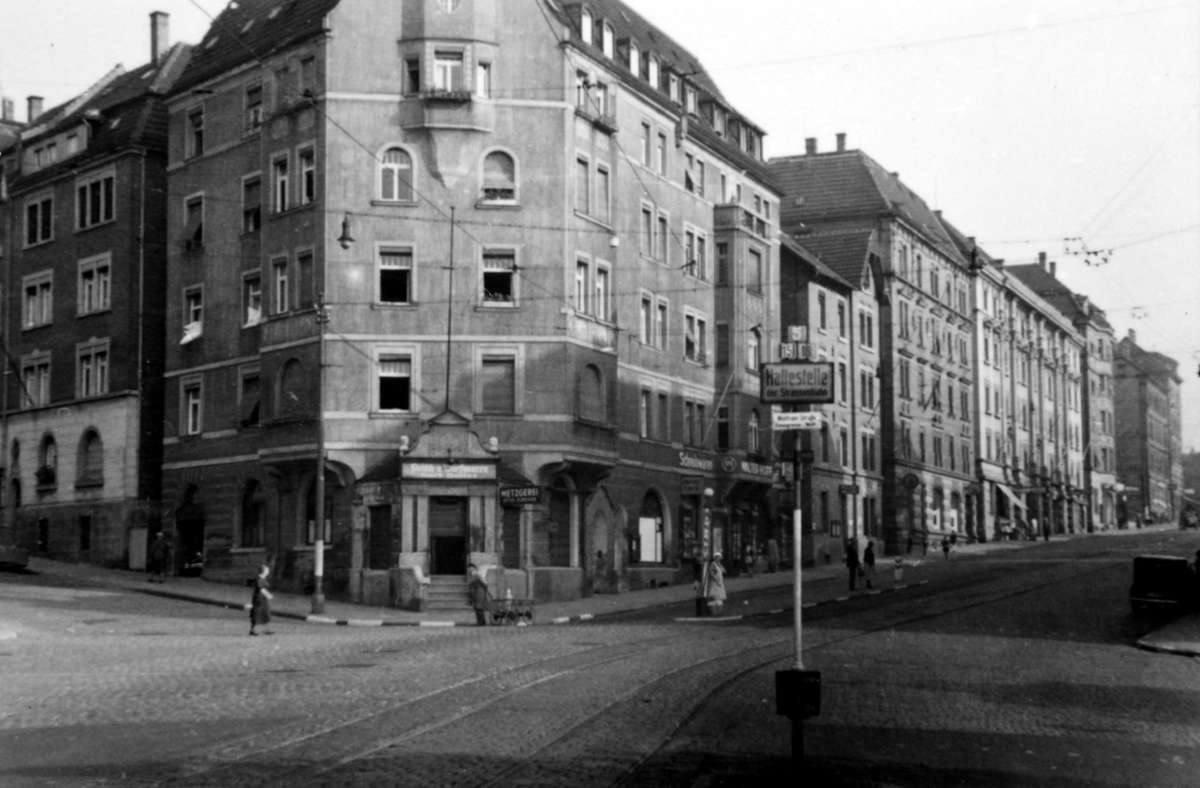 Nun stehen wir direkt vor dem vorhin bereits gezeigten Eckhaus auf Höhe der Wolframstraße. Wo heute die Stadtbahn unter der Erde verschwindet, war damals eine Straßenbahnhaltestelle. Anschließend wechselt der Fotograf die Straßenseite ...