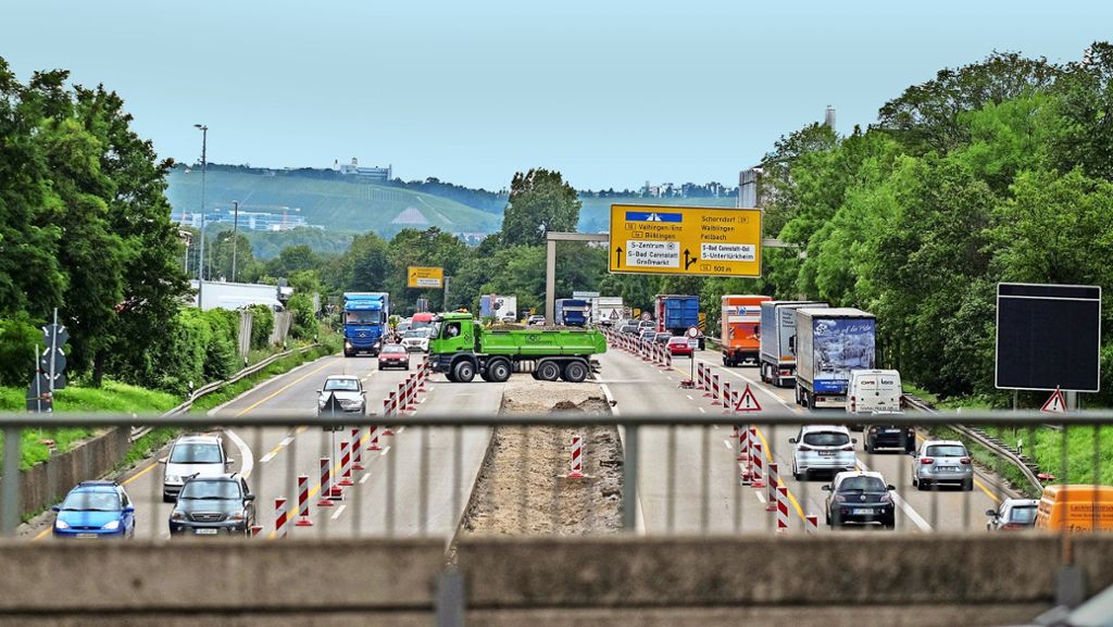  Schlaglöcher und Risse im Asphalt sind ein Dauerärgernis für die Autofahrer in Baden-Württemberg. Jetzt investiert das Land eine dreistellige Millionensumme in die Straßenreparatur. 