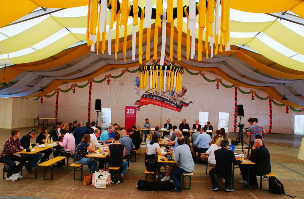 Zum achttägigen Historischen Volksfest anlässlich des 200-jährigen Bestehens des Stuttgarter Wasen werden eine halbe Million Besucher erwartet.
