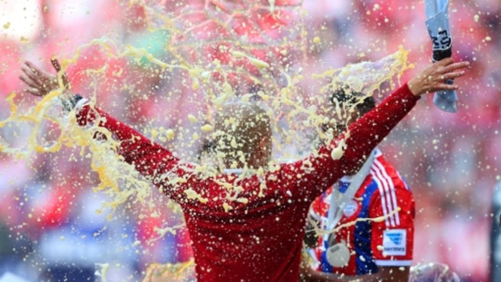 Meisterfeier beim FC Bayern: Erst die Schale, dann die Weißbierdusche