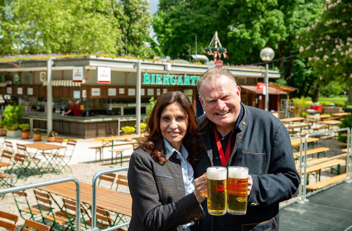 Wirtin Sonja Merz und Hofbräu-Chef  Martin Alber im eröffneten Biergarten. Foto: Lg/Leif Piechowski
