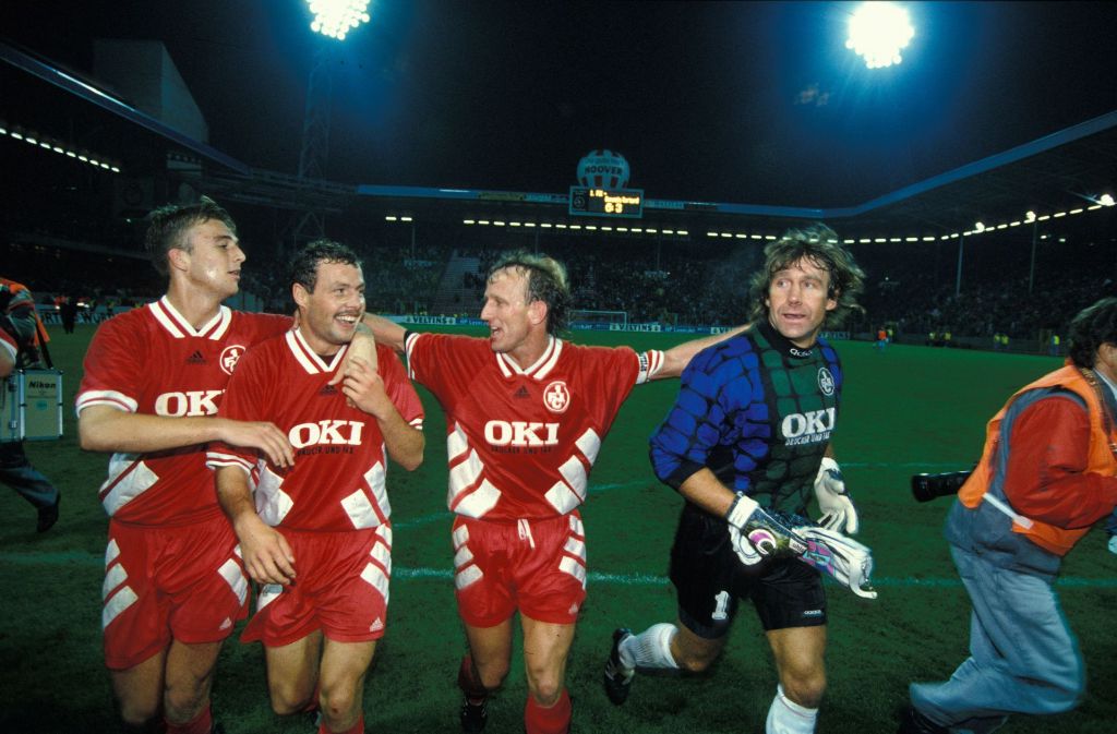 Zwei echte FCK-Legenden auf einem Bild: Gerry Ehrmann (re.) stand zwischen 1984 und 1997 im Tor der Lauterer und ist noch heute Torwarttrainer. Weltmeister Andreas Brehme (3. v. li.) kickte von 1981 bis 1986 und zwischen 1993 und 1998 auf dem Betzenberg.