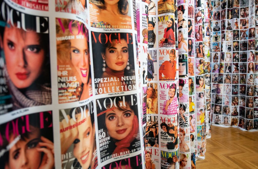 Hier ein Blick in die Vogue-Zeiten, in denen viel Haarspray und leuchtend roter Lippenstift zum Einsatz kommt: Ein Vorhang aus Vogue Covern der vergangenen 40 Jahre.