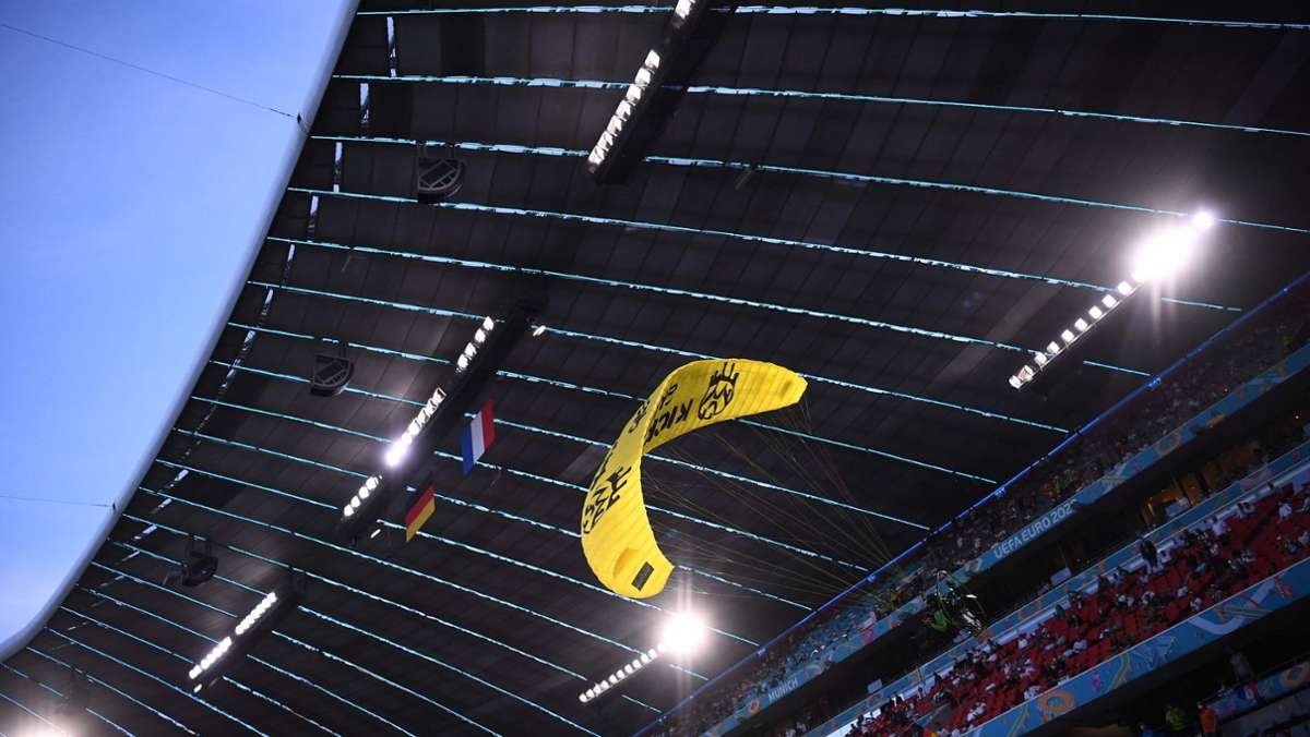 Motorschirmflieger bei der EM 2021: „Greenpeace“-Schriftzug rettete Mann vor dem Abschuss