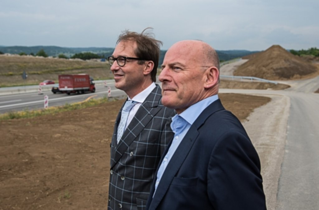 Bundesverkehrsminister Alexander Dobrindt (hinten) und sein Länderkollege Winfried Hermann bei der Freigabe der sechsspurigen A8 bei Pforzheim. Foto: dpa
