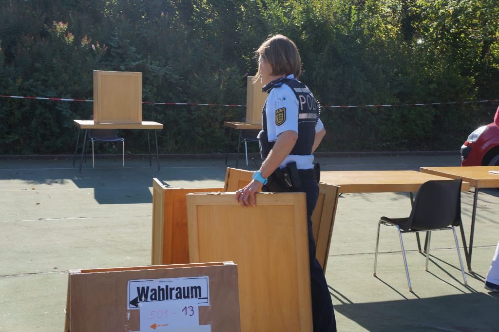 Wahl unter freiem Himmel: Wegen eines Brandes hat im Stadtteil Parksiedlung in Ostfildern (Kreis Esslingen) die Stimmabgabe im Freien stattgefunden.