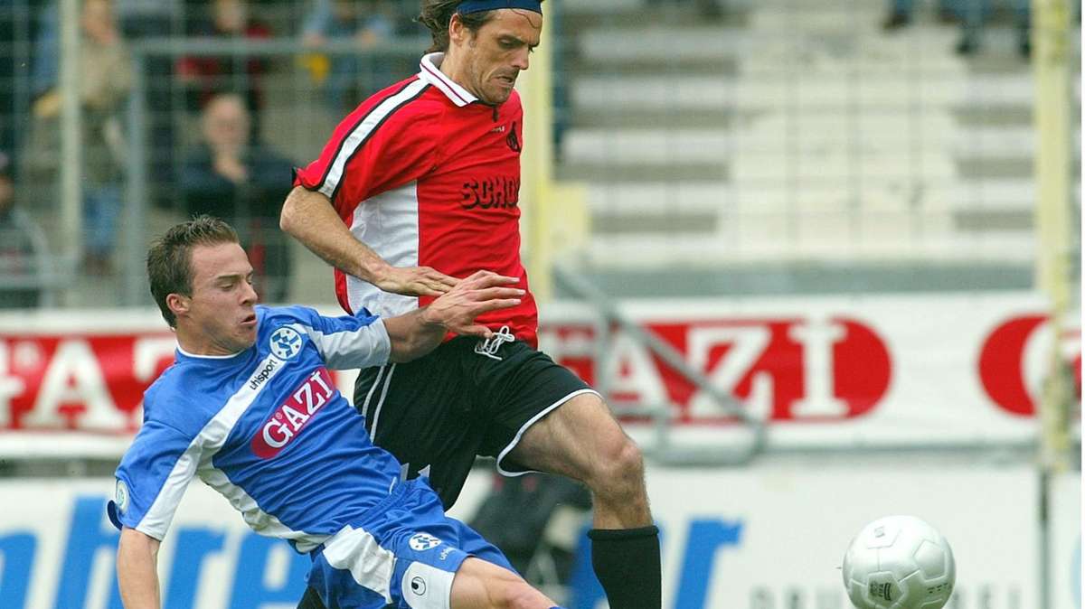 Heiko Gumper (li., gegen Branko Okic) – die Mittelfeld-Arbeitsbiene war für Blau und Schwarz-Weiß am Ball.