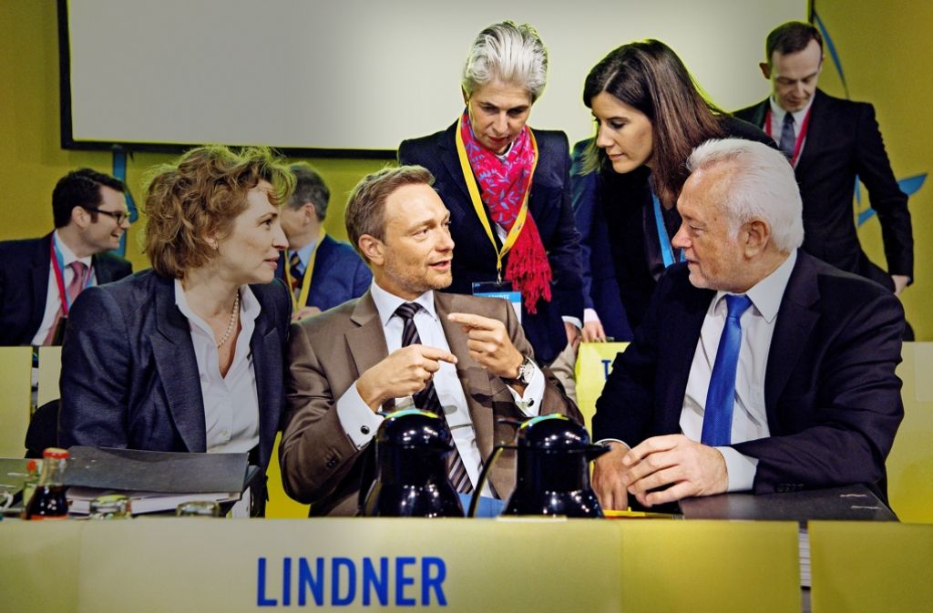 Alle hören auf Christian Lindner (Mitte): der liberale Parteichef, umgeben von seiner Generalsekretärin Nicola Heer (l.), der Hamburger Spitzenfrau Katja Suding und Lindners Partei-Vize Wolfgang Kubicki aus Kiel.