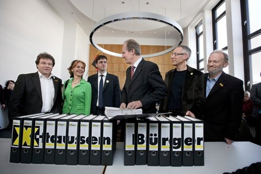 Im  März 2011 übergaben S21-Gegner OB Wolfgang Schuster Unterschriften von Bürgern, die ein Bürgerbegehren zum Ausstieg aus dem Bahnprojekt fordern. Foto: Steinert