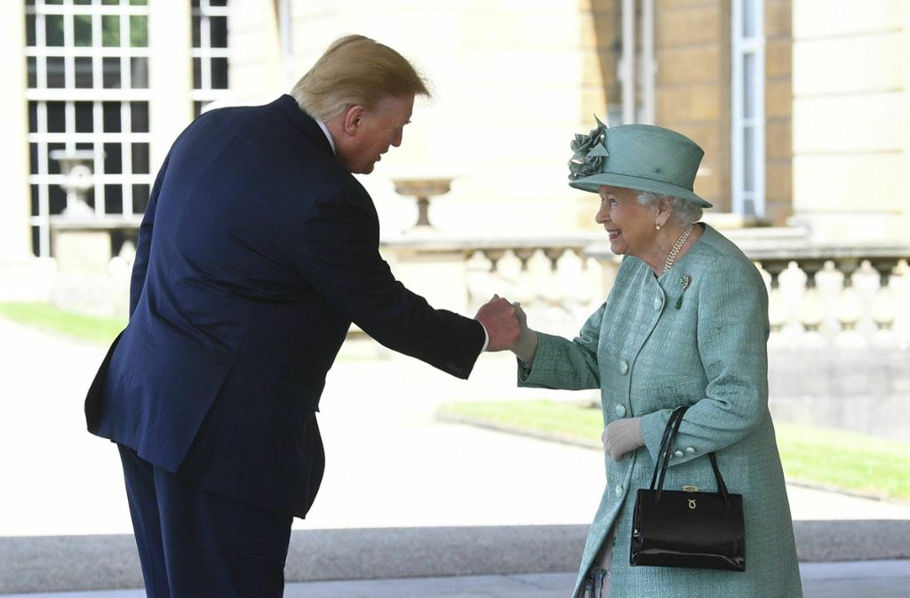 Der US-Präsident Donald Trump wurde von Queen Elizabeth II. im Garten des Buckingham-Palastes empfangen.