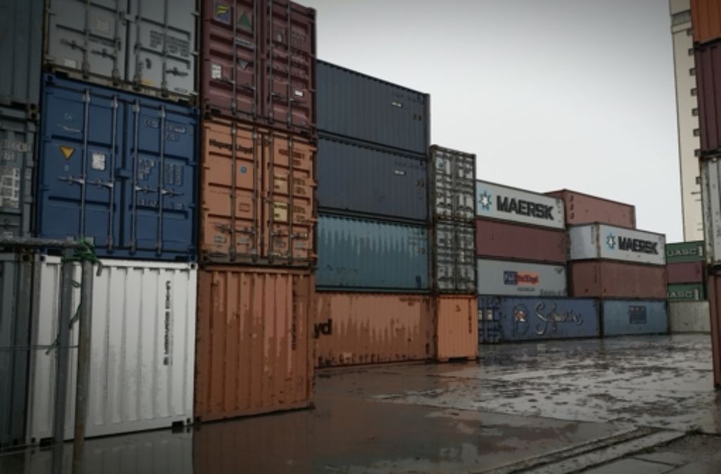 Die Container am Stuttgarter Hafen stapeln sich wie Schuhkartons. Waschmaschinen, Jeans, Fernseher – all das und vieles mehr kommt am Hafen an oder verlässt diesen wieder.