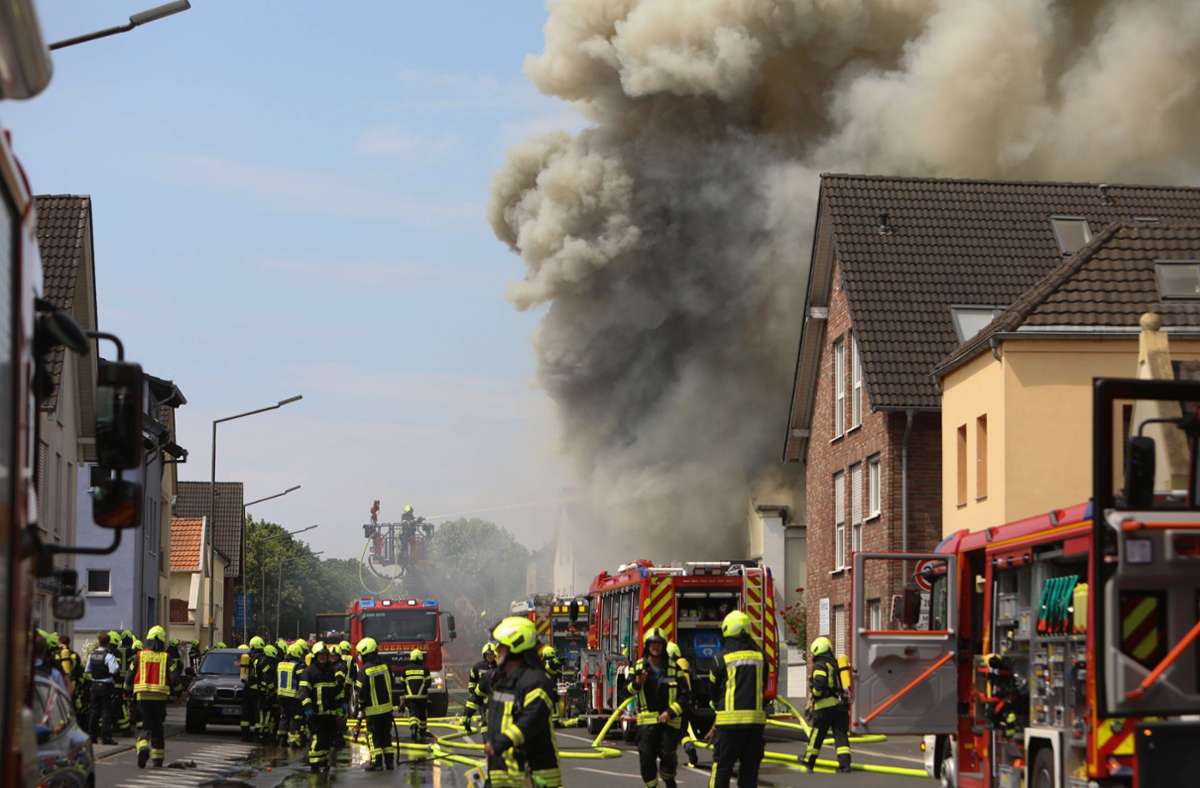 Zwei Feuerwehrleute werden nach einem Brand bei Bonn vermisst.