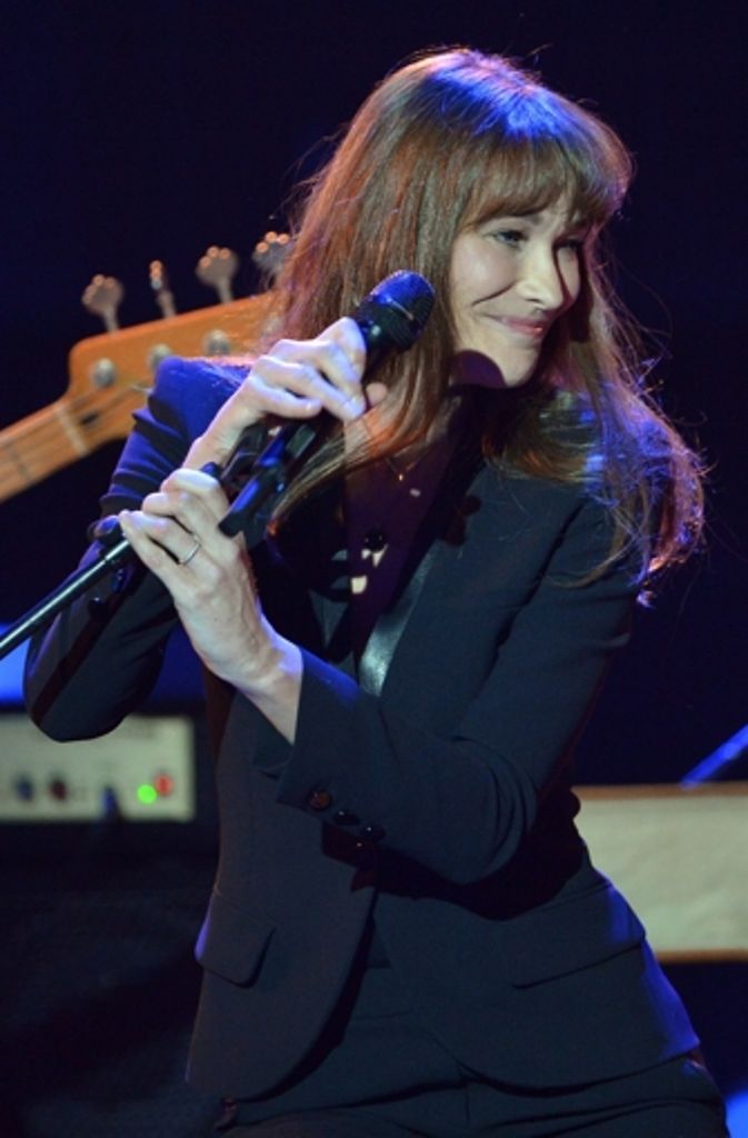 Im selben Jahr veröffentlichte die Musikerin ihr drittes Album mit dem Titel „Comme si de rien n’était“ (zu Deutsch: „Als ob nichts gewesen sei“).