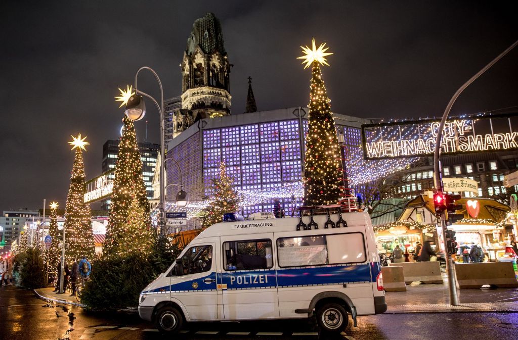 Ein Video-Überwachungsfahrzeug der Polizei steht Anfang Dezember in Berlin vor dem Weihnachtsmarkt am Breitscheidplatz.