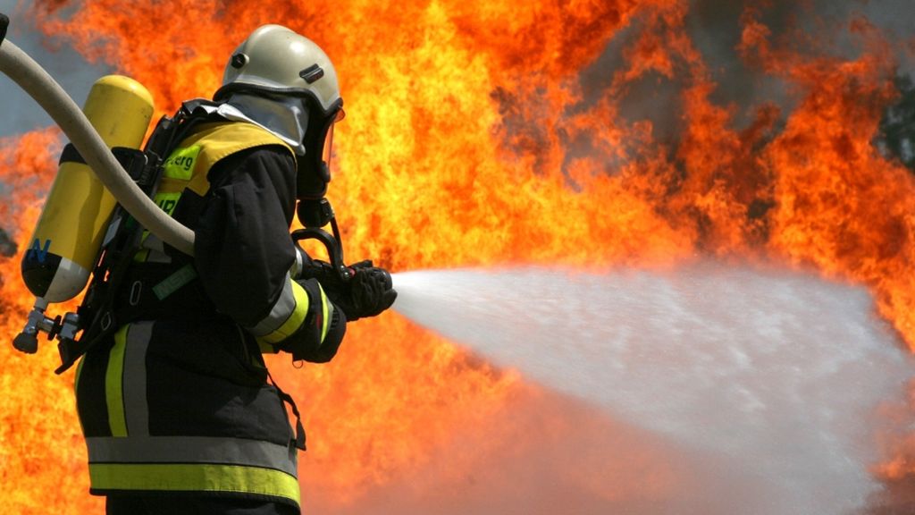  Bei einem Feuer in einer Fabrikhalle in Nagold ist ein Schaden von 250.000 Euro entstanden. In welchem Zustand die Maschinen im Wert von 1,5 Million Euro sind, ist noch unklar. 