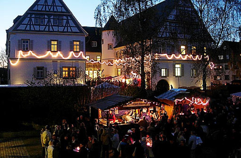 Der Stammheimer Bürgerverein lädt auch in diesem Jahr am Samstag, 26. November zum Weihnachtsmarkt vor dem Stammheimer Schloss und der Johanneskirche in Stuttgart-Stammheim. Etwa 50 Stände präsentieren hier von 11 bis 19 Uhr ein weihnachtliches Angebot - besinnliche Stimmung inklusive.
