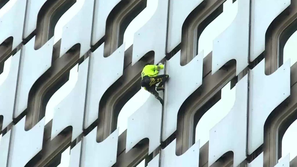 Französischer „Spiderman“: Freeclimber erklimmt 152-Meter-Hochhaus  ohne Sicherung