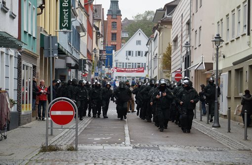 Der Protest gegen den Aufmarsch von Anhängern der rechten Szene am Samatag in Göppingen ist nicht nur friedlich verlaufen. Hier sind die Bilder der Demo gegen den Nazi-Aufmarsch. Foto: FRIEBE|PR