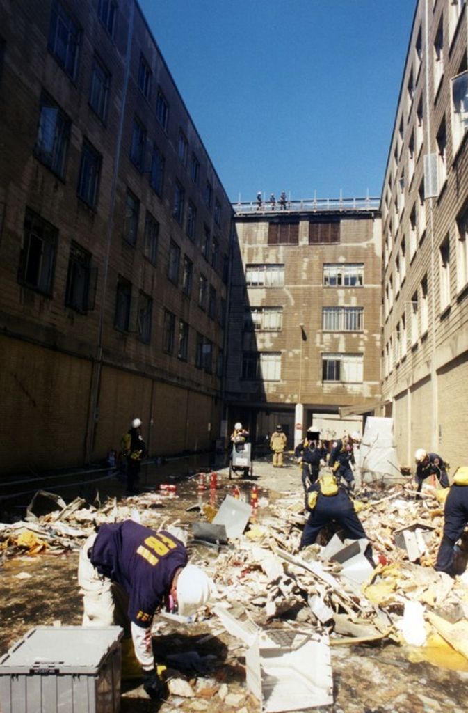 Das ganze Ausmaß der Zerstörung, die Lösch- und Aufräumarbeiten, sowie die Untersuchungen des FBI sind auf den jetzt veröffentlichten Fotos zu sehen.
