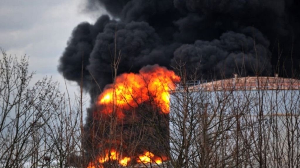  Eine Explosion auf dem Gelände der Shell-Raffinerie in Köln hat am Donnerstag für Aufsehen gesorgt. Ein Chemiekalientank brannte, eine riesige Rauchwolke stieg auf. 