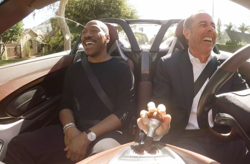 Jerry Seinfeld (re.) plaudert mit Eddie Murphy in einem Auto für den gehobenen PS-Bedarf: einem Porsche Carrera GT. Foto:Netflix
