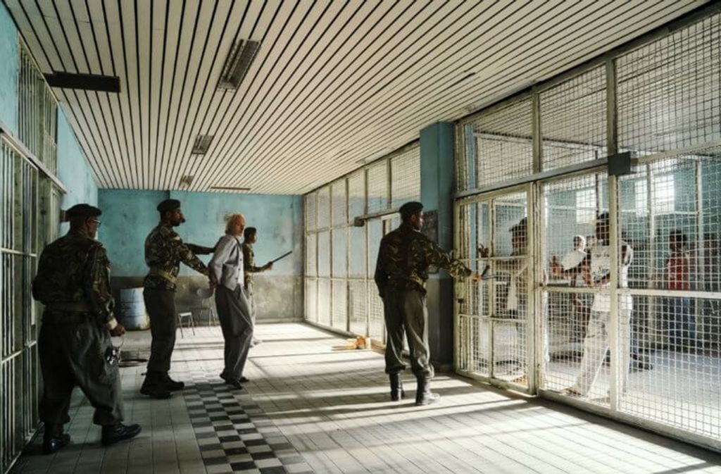 Der des Drogenschmuggels beschuldigte Martin Endler (Siemen Rühaak, 3. von links) wird in einem kenianischen Gefängnis unsanft von den Wärtern (Komparsen) in eine Zelle mit anderen Häftlingen (Komparsen) geführt.