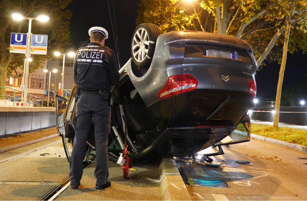 Ein heftiger Unfall hat sich am Dienstagabend in Bad Cannstatt ereignet.