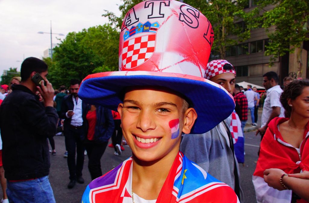 Von Kopf bis Fuß in die Landesfarben gehüllt, ist dieser junge kroatische Fan.