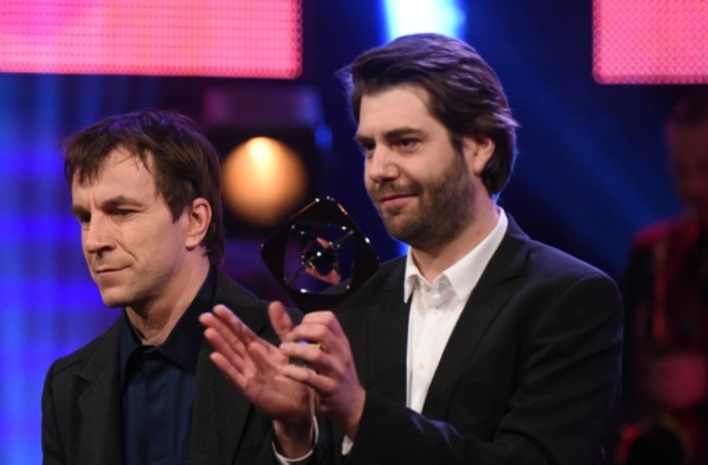 Die Autoren Dietrich Krauß (links) und Claus von Wagner freuen sich über ihren Grimme-Preise 2015 in der Kategorie "Spezial" für Sendung "Die Anstalt".