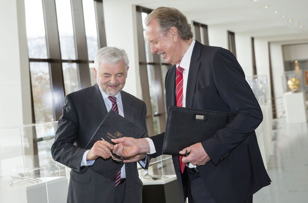 Jetzt ist es offiziell: Das historische Warenarchiv der WMF steht unter Denkmalschutz. Volker Lixfeld, CEO des schwäbischen Traditionsunternehmens, nimmt die Urkunde von Regierungspräsident Wolfgang Reimer entgegen (von rechts).