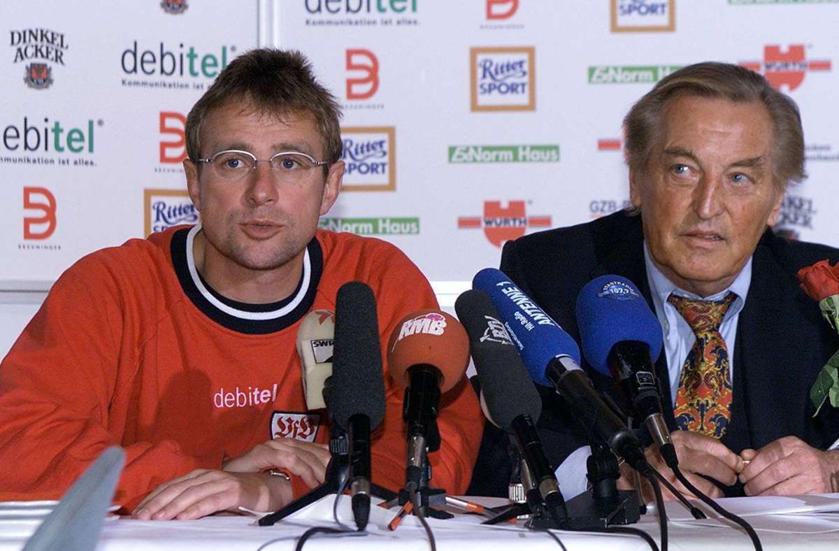 Von Mai 1999 bis Februar 2001 ist Ralf Rangnick Cheftrainer des VfB Stuttgart (hier neben Ehrenpräsident Gerhard Mayer-Vorfelder). Nach dem Aus im Uefa-Pokal gegen Celta Vigo und dem Abrutschen in die Abstiegszobe kommt für ihn das Aus.