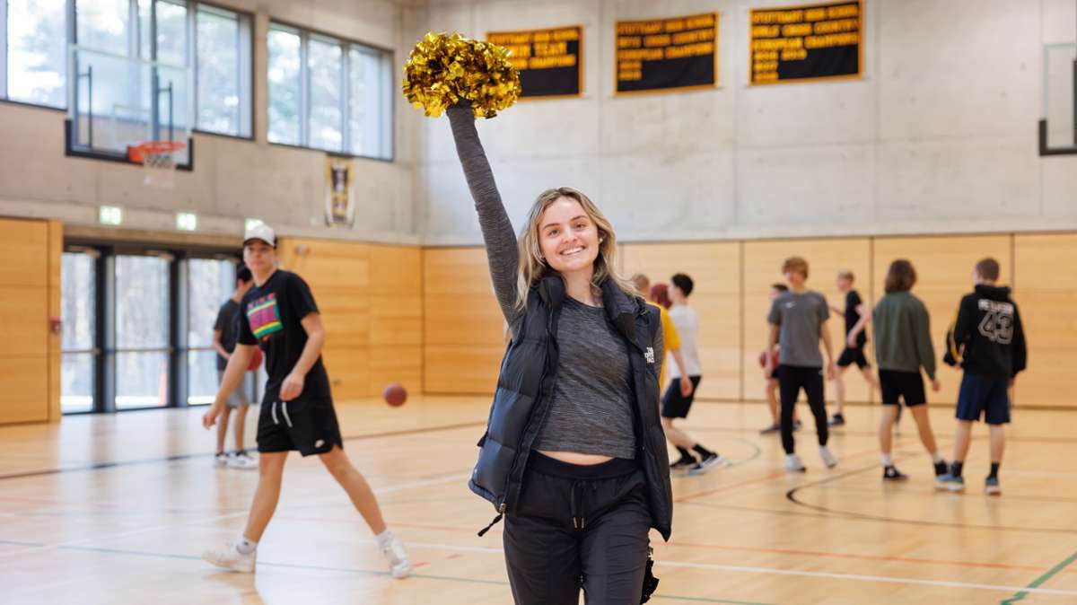 Isabella ist Cheerleaderin. An den Wochenenden feuert sie mit ihrem Team die Sportmannschaften an - im Moment wird vor allem Basketball gespielt.