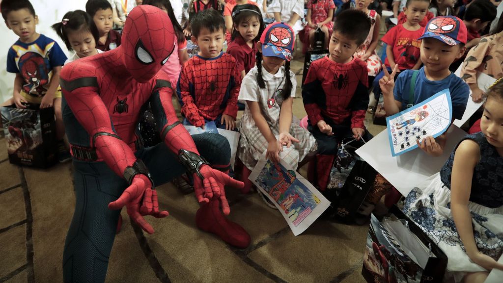 Tom Holland und Jon Watts in Peking: Spiderman besucht chinesischen Kindergarten