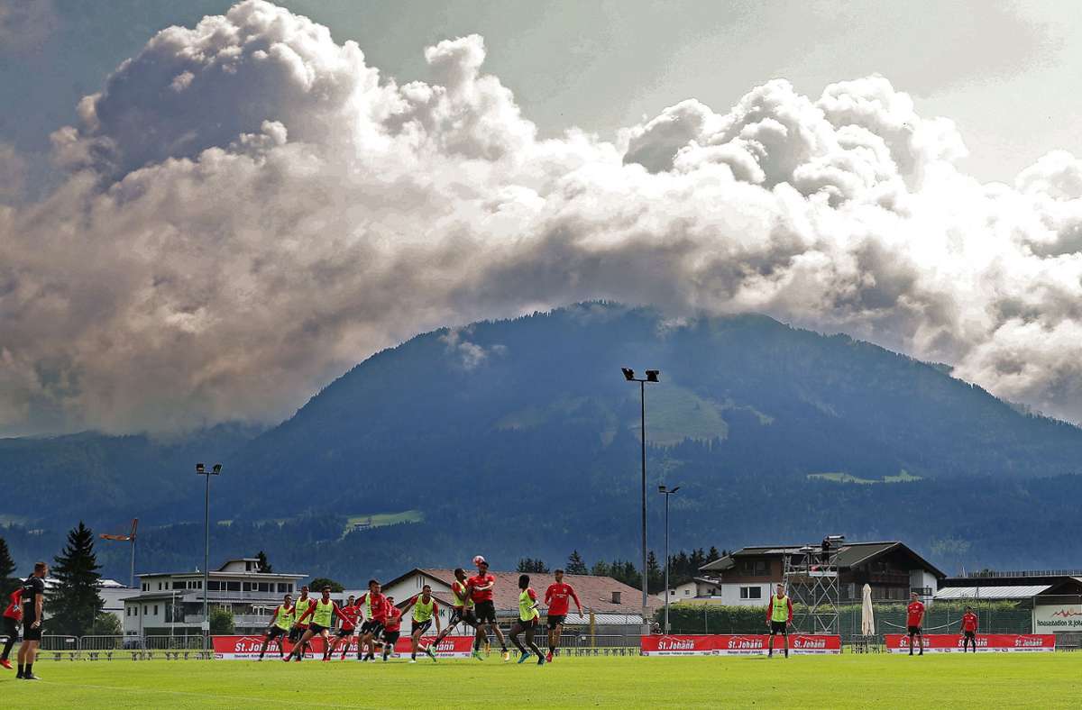 Trainingslager-Impressionen vor Alpenkulisse: Der VfB Stuttgart im vergangenen Jahr in Kitzbühel. In unserer Bildergalerie zeigen wir, wohin es die Clubs der Bundesliga in diesem Jahr zieht.