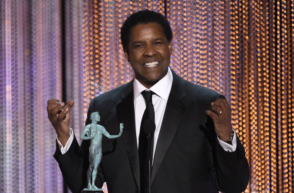 Denzel Washington wird mit der Auszeichnung für den besten Hauptdarsteller im Film „Fences“ ausgezeichnet. Er wünschte sich in seiner Rede eine Gesellschaft mit mehr Mitgefühl.