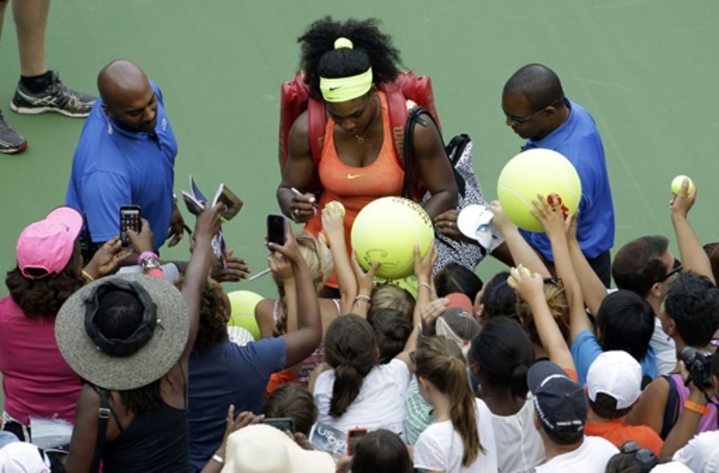 Serena Williams gibt nach ihrem Sieg Autogramme.