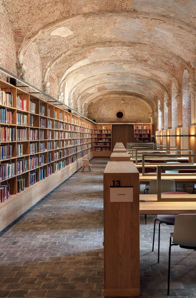 Das Büro ist europaweit für die intelligente Transformation wertvollen Gebäudebestands bekannt. Zuletzt erregte die Umwandlung eines barocken Dominikanerklosters in eine öffentliche Bibliothek im belgischen Mechelen Aufsehen.