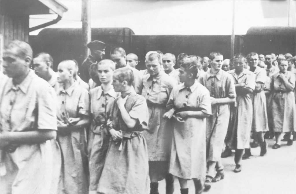 Weibliche Insassen des Konzentrationslagers Auschwitz, die zu einem Arbeitseinsatz im Reichsgebiet abtransportiert werden.