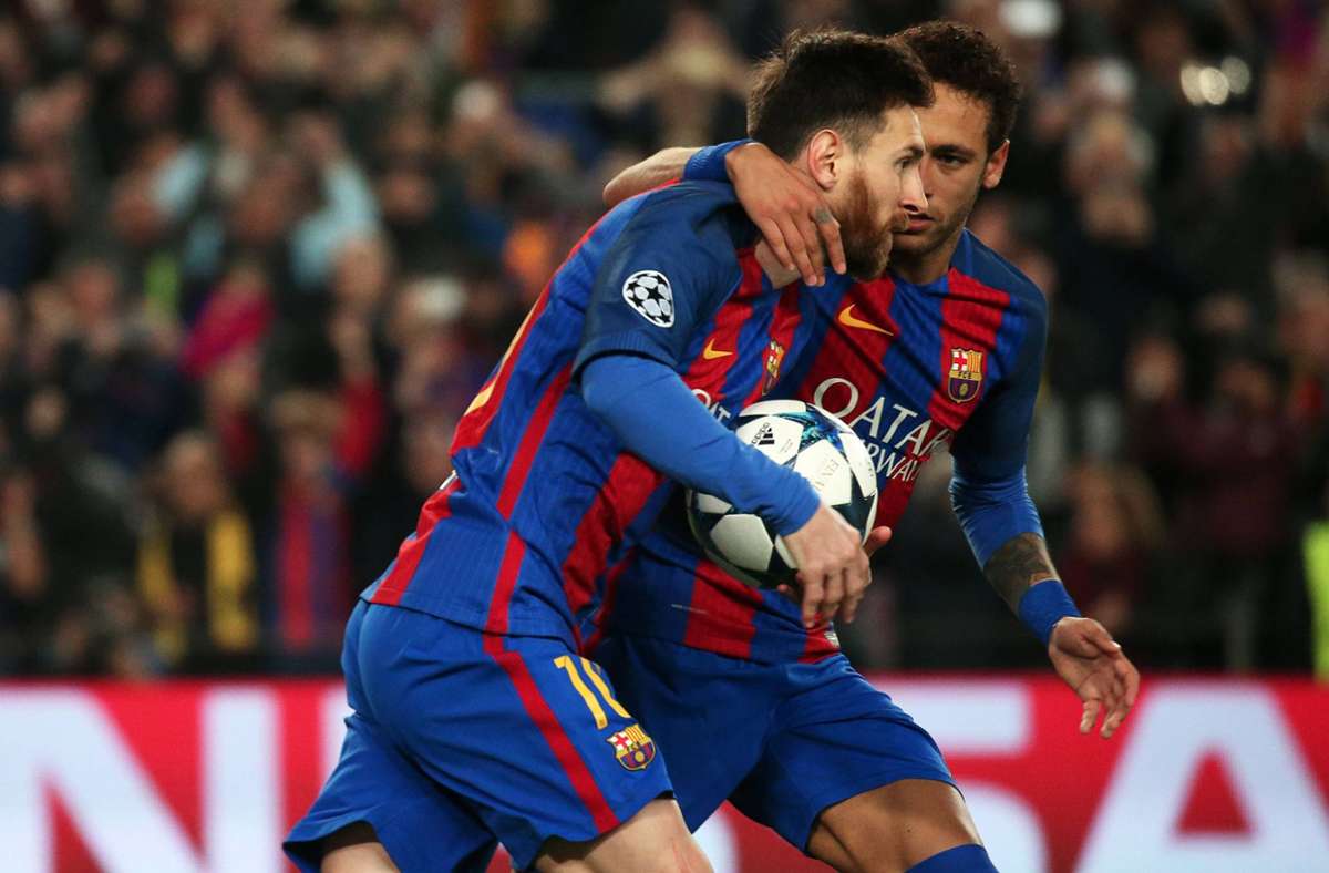 Das 3:0 folgt kurz nach Wiederanpfiff. Lionel Messi (l.) verwandelt einen Strafstoß sicher, nachdem PSG-Verteidiger Thomas Meunier im Strafraum gestolpert und in den Laufweg von Barca-Angreifer Neymar (r.) gefallen war.