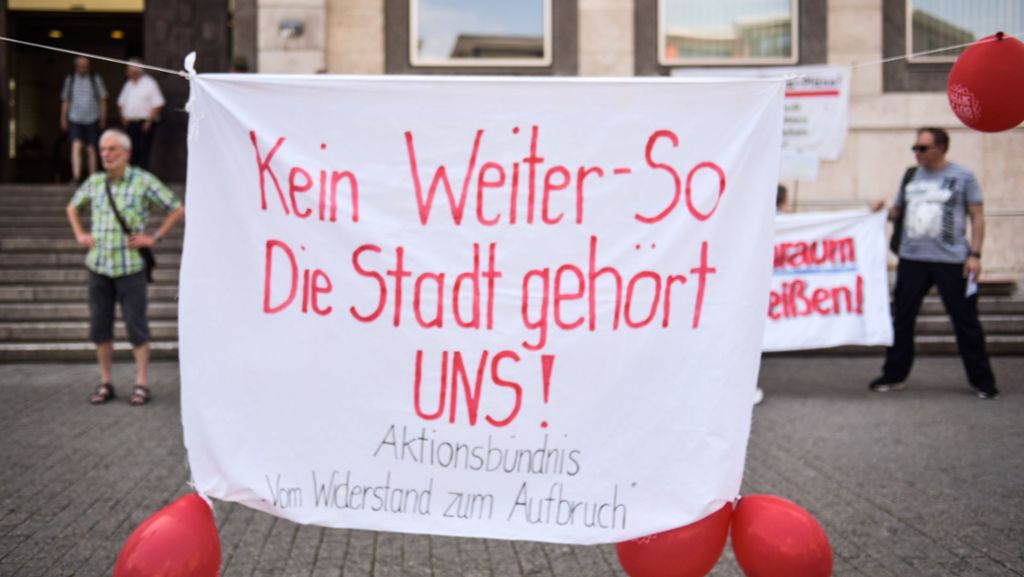 Rathaus Stuttgart: Aktionsbündnis demonstriert vor dem Rathaus