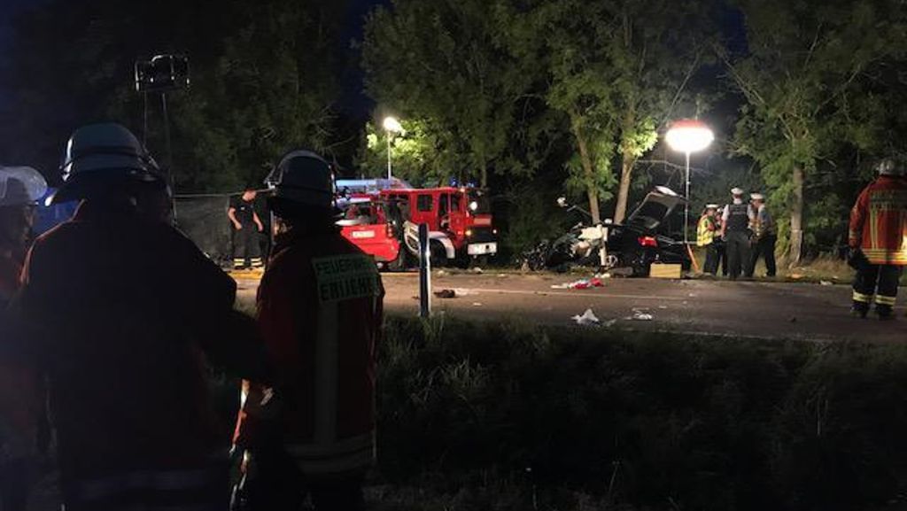  Bei einem Unfall zwischen Erligheim und Löchgau kommen am Mittwochabend zwei Menschen ums Leben. 