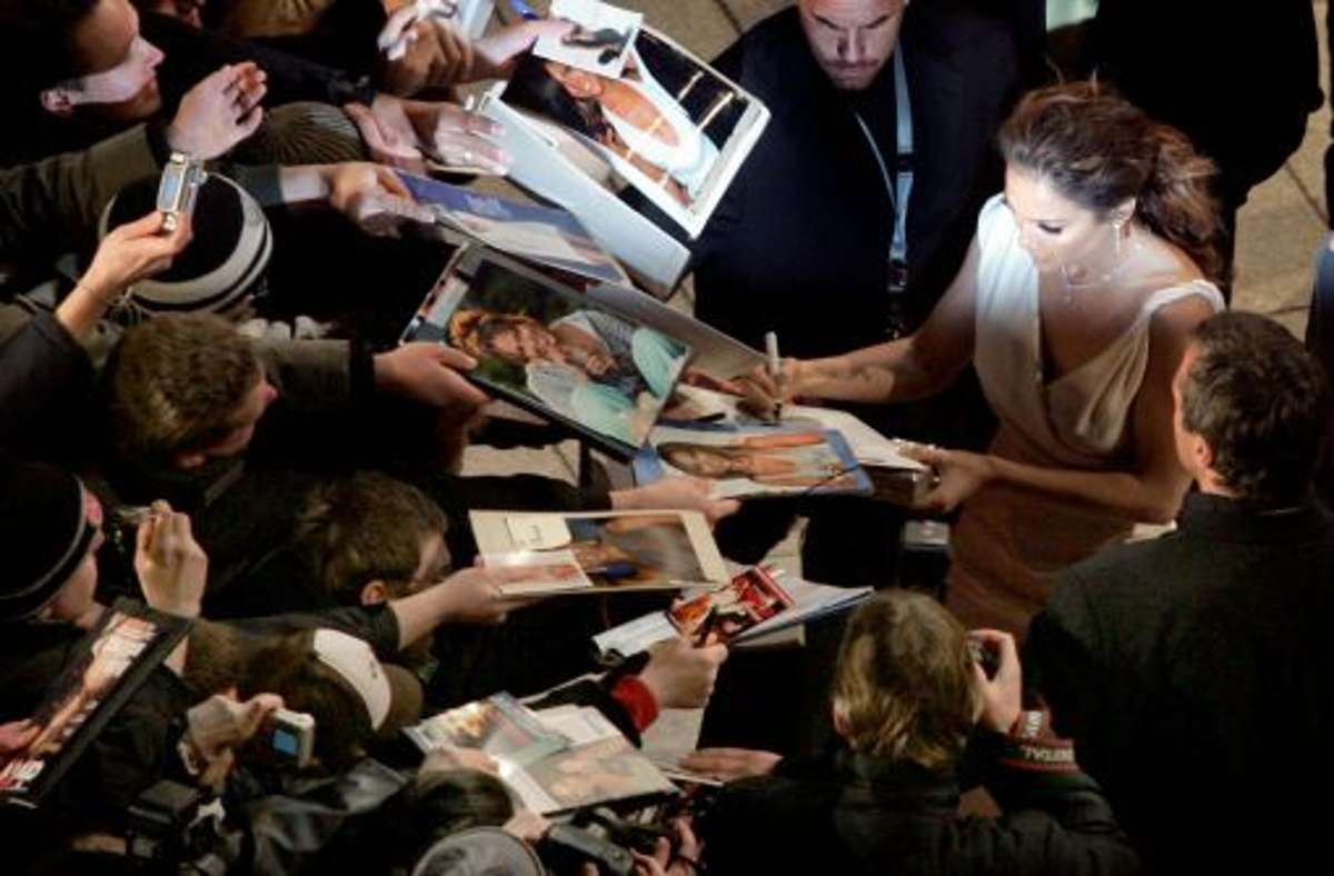 2007: Stundenlang steht das Berlinale-Publikum in der Kälte, um einen Blick auf den Latin-Star Jennifer Lopez zu erhaschen.