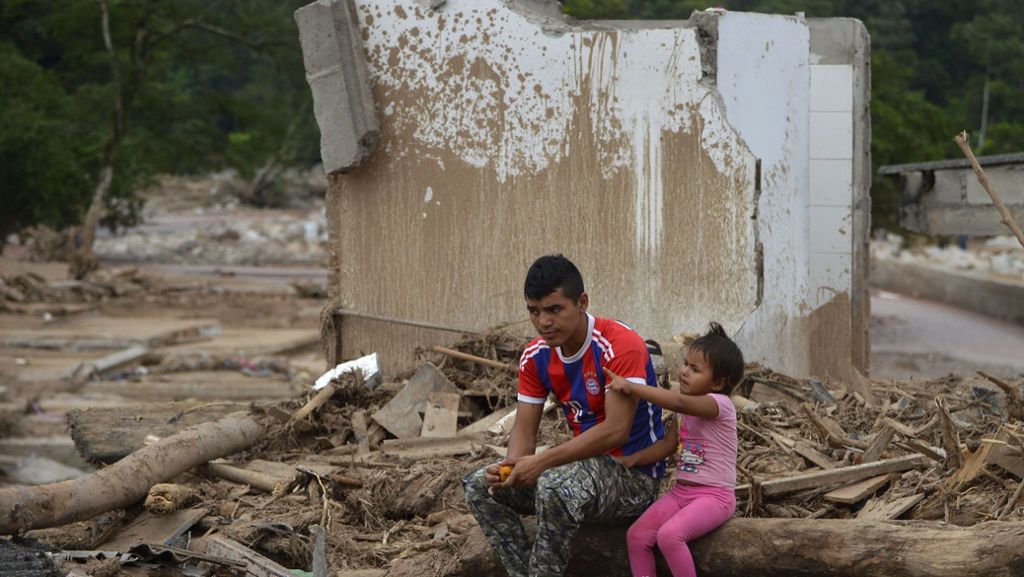  Nach der verheerenden Schlammlawine in der südkolumbianischen Stadt Mocoa ist die Zahl der Todesopfer auf 301 gestiegen. Das teilte das Rechtsmedizinische Institut am Mittwoch mit. 