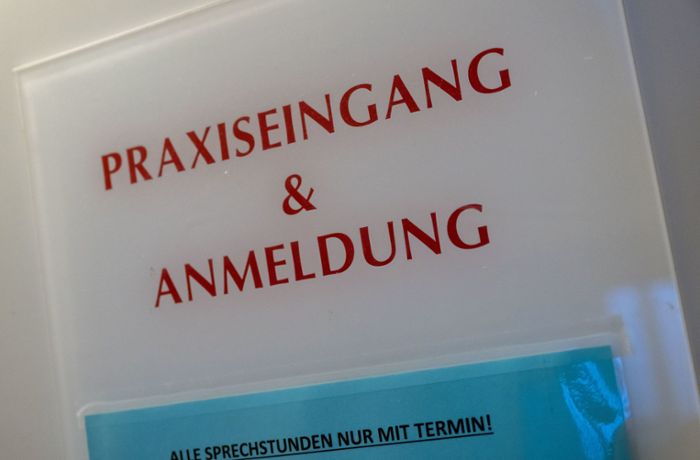 Coronavirus in Baden-Württemberg: Maskenpflicht für Mitarbeiter in Arztpraxen fällt